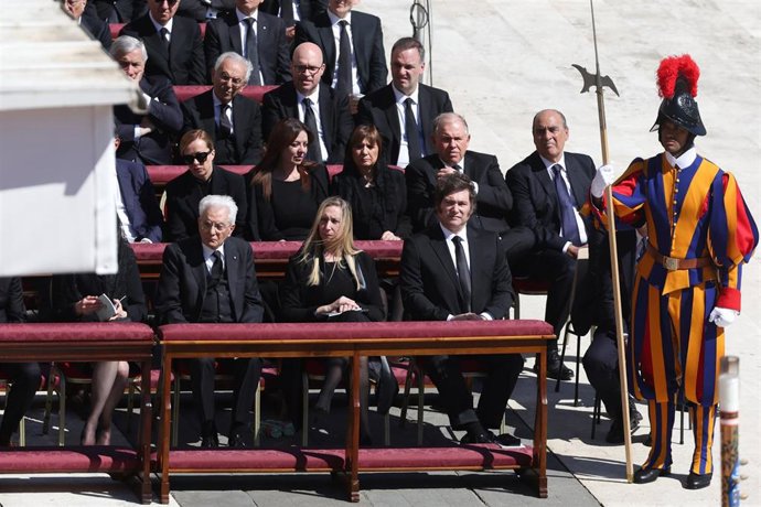 La primera ministra italiana, Georgia Meloni, y otras prersonalidades presentes en el funeral por el Papa Francisco