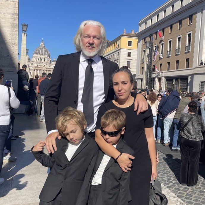 El fundador de Wikileaks, Julian Assange, y su familia