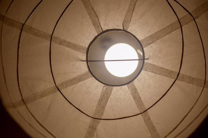Archivo - El precio de la luz repunta este domingo a 10,98 euros/MWh pero tendrá 11 horas de coste cero o negativo.