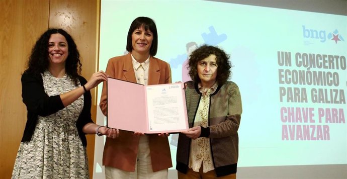 A portavoz parlamentaria de facenda do BNG, Noa Presas, a portavoz nacional do BNG, Ana Pontón, e a alcaldesa de Santiago, Goretti Sanmartín.