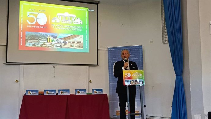 El delegado del Gobierno en Castilla y León, Nicanor Sen, participa en el 50 aniversario del IES Vadinia de Cistierna