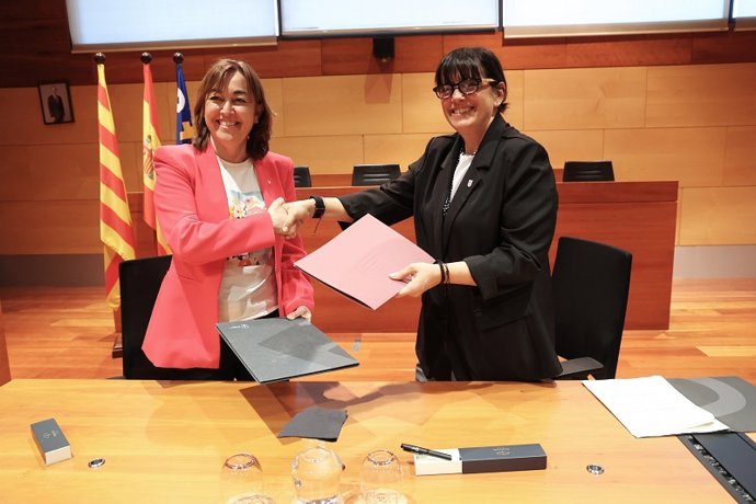 La consellera de Territorio, Vivienda y Transición Ecológica, Sílvia Paneque, y la alcaldesa de Gavà, Gemma Badia, durante la firma del protocolo