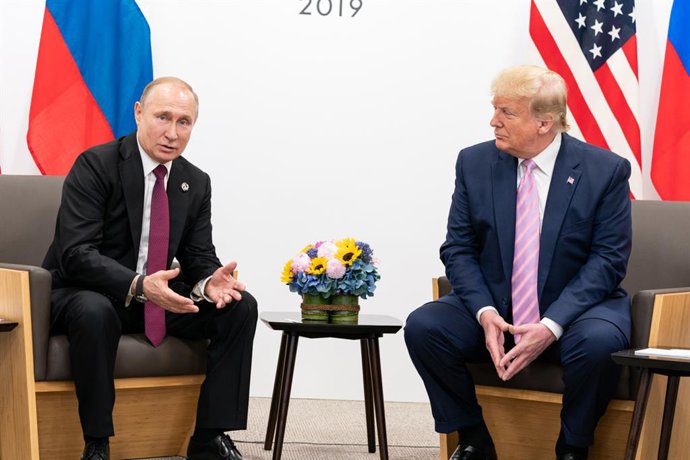 Archivo - Arquivo - Foto de arquivo da reunião de junho de 2019 entre o presidente russo Vladimir Putin (l) e o então presidente dos EUA Donald Trump (r).