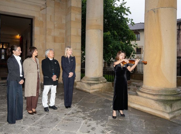Archivo - La violinista Rino Yoshimoto toca el violín que sobrevivió a la bomba atómica