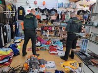 La Guardia Civil interviene 1.510 productos falsificados en dos establecimientos de Sa Coma (Mallorca)
