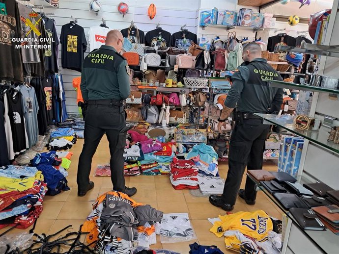 La Guardia Civil interviene 1.510 productos falsificados en dos establecimientos de Sa Coma