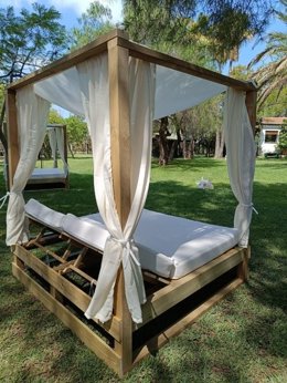 El Campello autoriza a los concesionarios de hamacas la instalación de 'camas balinesas' en los arenales