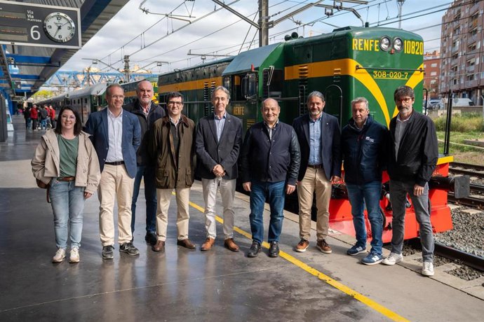 Autoridades durante el viaje inaugural de 2025 del Tren dels Llacs