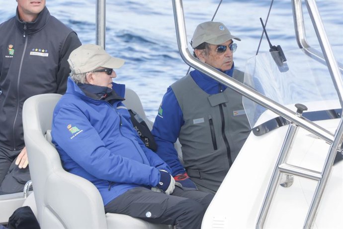 O rei Juan Carlos e Pedro Campos zarparam na lancha "Cristina", em 26 de abril de 2025, em Sanxenxo (Espanha).