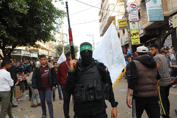 Archivo - Arquivo - 5 de fevereiro de 2025, Dair El-Balah, Faixa de Gaza, Território Palestino: Palestinos participam da cerimônia fúnebre de Ghazi Abu Tama'a, que era membro do Conselho Militar das Brigadas Izz ad-Din al-Qassam, morto durante um ataque i