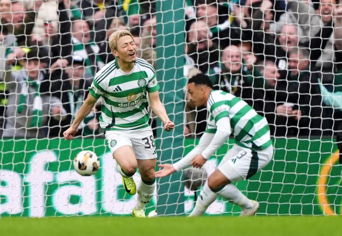 Archivo - 16 March 2025, United Kingdom, Glasgow: Celtic's Daizen Maeda (L) celebrates scoring his side's first goal during the Scottish Premier League soccer match between Celtic and Rangers at Celtic Park. Photo: Andrew Milligan/PA Wire/dpa