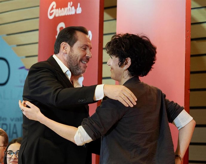 La ministra de Inclusión, Seguridad Social y Migraciones, Elma Saiz, y el ministro de Transporte, Oscar Puente, en el 17 Congreso PSOE en Valladolid.