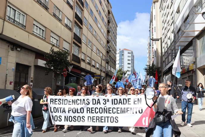 Protesta de trabajadoras de residencias en Santiago.
