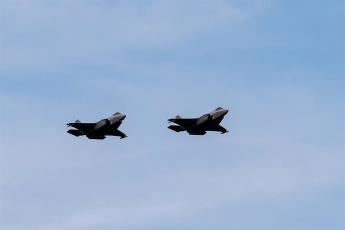 Archivo - Arquivo - 15 de agosto de 2024, Varsóvia, Polônia: Militares dos EUA apresentam caças F-35 vistos durante um desfile militar no Dia do Exército Polonês. As forças armadas da Polônia, juntamente com as tropas aliadas estacionadas no país, partici