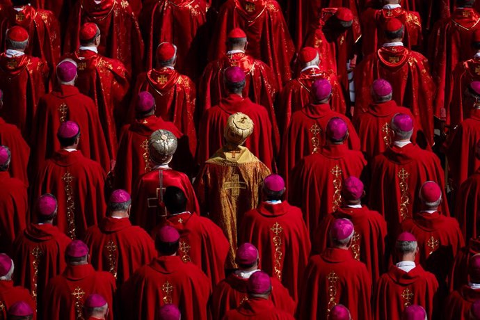 Religiosos durant el funeral del Papa