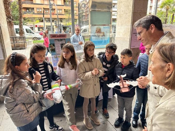 66 Estudiantes Y Profesores De 7 Centros Exponen Sus Proyectos En El I Encuentro 'Ciencia Y Tecnología En La Calle'