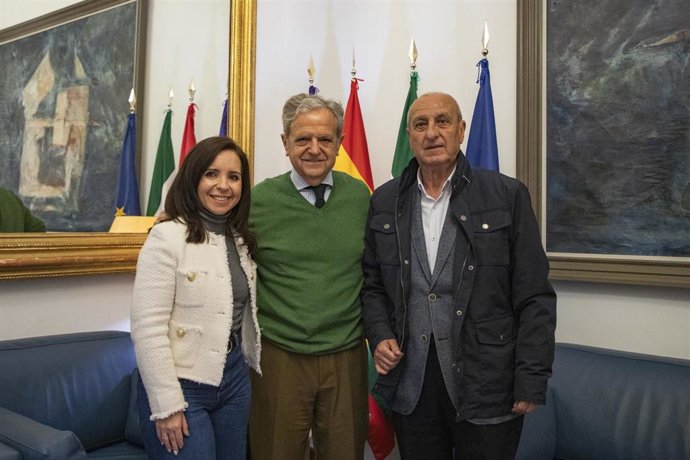 El presidente de la Diputación de Córdoba, Salvador Fuentes, acompañado por la responsable de Derechos Sociales, Irene Aguilera.