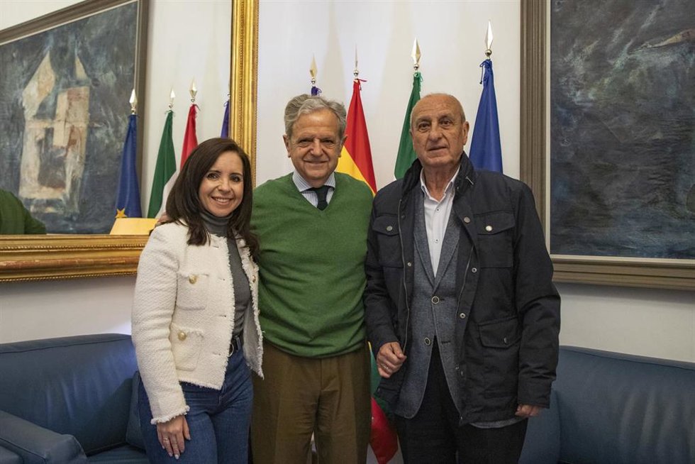 El presidente de la Diputación de Córdoba, Salvador Fuentes, acompañado por la responsable de Derechos Sociales, Irene Aguilera.