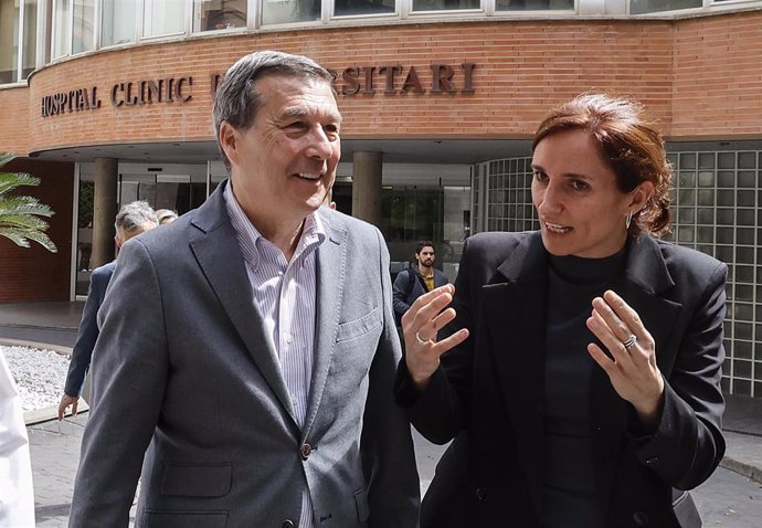Archivo - El conseller de Sanidad de la Generalitat, Marciano Gómez y la ministra de Sanidad, Mónica García, durante su visita al Hospital Clínico, a 19 de abril de 2024, en Valencia