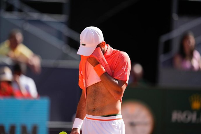 O tenista sérvio Novak Djokovic lamenta durante sua partida contra Matteo Arnaldi no Mutua Madrid Open 2025.