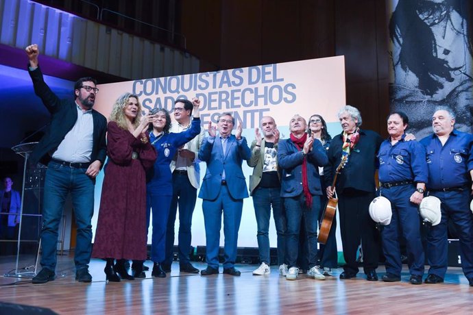 El ministro para la Transformación Digital y de la Función Pública, Óscar López (4i), el secretario general de CCOO, Unai Sordo (c), el secretario general de UGT, Pepe Álvarez (5d), a 26 de abril de 2025, en Madrid.
