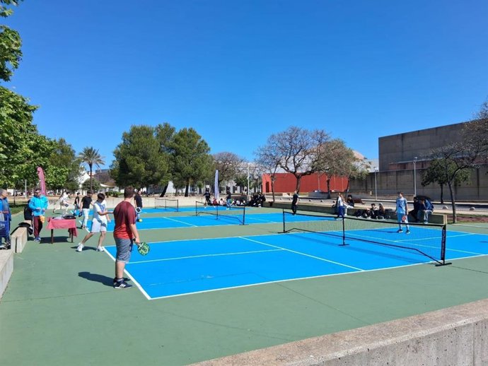 La UHU inaugura tres nuevas pistas de pickleball en el Campus de El Carmen.