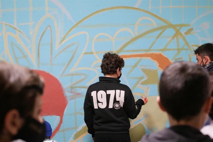 Archivo - Un niño pintando en un mural, foto de archivo.