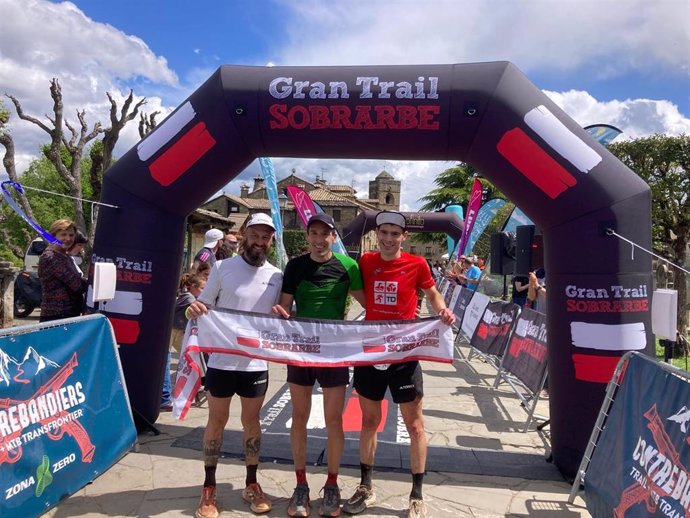Carlos Ciprés, el primero por la izquierda, junto al segundo y tercer clasificado de la Ultra Trail