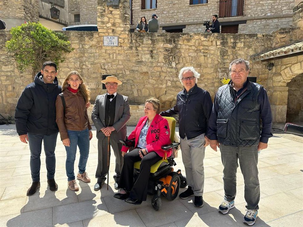 El secretario general de Ciudadanos, Carlos Pérez-Nievas, segundo por la derecha, junto al alcalde de Fuendetodos, Enrique Salueña, vestido de época entre otras personas que han participado en la romería que conmemora la llegada del pintor Zuloaga.