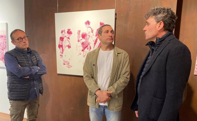 Una exposición recoge la obra de pintura con vino de Carlos López Garrido y Larry Karlin