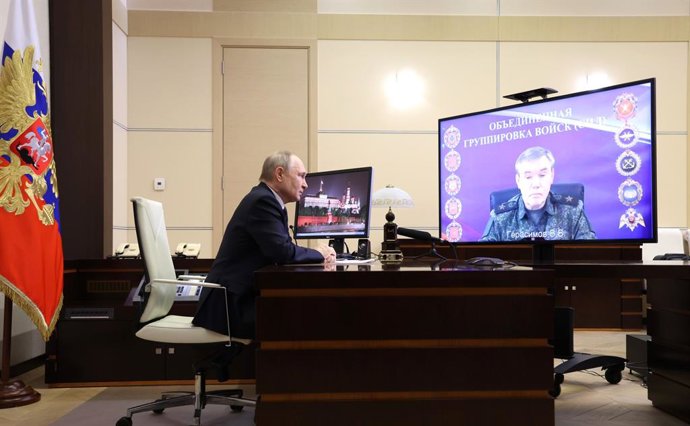 MOSCOU, 26 de abril de 2025 -- Esta foto divulgada pelo site do Kremlin em 26 de abril de 2025 mostra o presidente russo Vladimir Putin ouvindo uma reunião do chefe do Estado-Maior russo Valery Gerasimov. Os militares russos concluíram a operação de