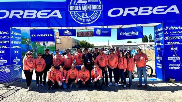 El presidente de la DPH, Isaac Claver, en la salida de la XXV Orbea Monegros que se ha celebrado este sábado en Sariñena y que ha congregado a más de 7.000 participantes.
