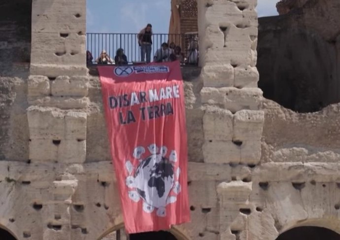 Pancarta de Extinction Rebellion contra el rearme en el Coliseo de Roma