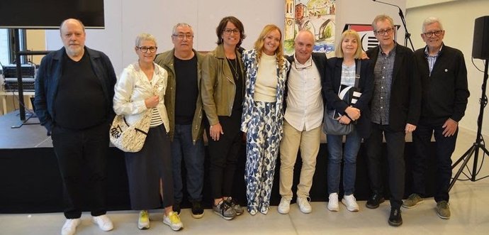 Los ponentes de la 17 Convenció de la Premsa Comarcal con el equipo de la revista L'Esparver