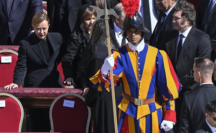 26 de abril de 2025, Citta' Del Vaticano, CITTA' DEL VATICANO: A primeira-ministra italiana Giorgia Meloni (esq.) e o presidente argentino Javier Milei (dir.) assistem à missa fúnebre do Papa Francisco na Praça de São Pedro, na Cidade do Vaticano, em 26 d