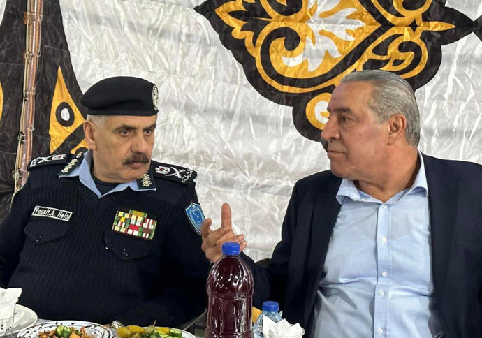 Archivo - Huseín al Sheij (derecha) junto a un mando de la Policía palestina en Ramala