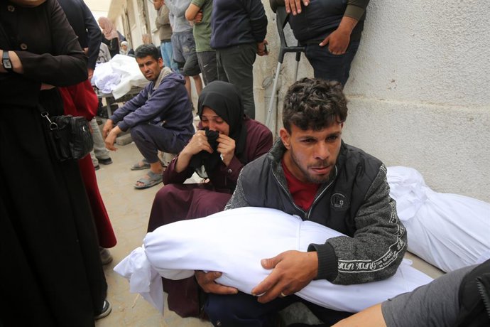 GAZA, 23 de abril de 2025 -- Palestinos choram pelas vítimas mortas em um ataque aéreo israelense na Cidade de Gaza, em 23 de abril de 2025. Pelo menos 51.305 pessoas foram mortas em ataques israelenses em Gaza desde o início da ofensiva em outubro de 202