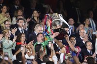El Barça levanta la Copa y hunde al Real Madrid
