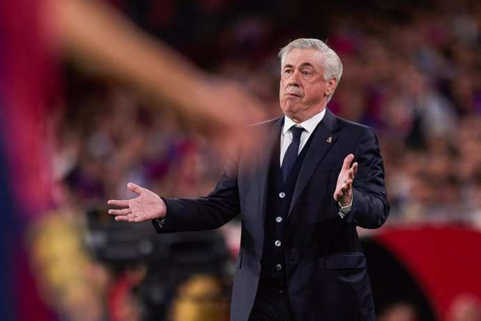 Carlo Ancelotti, técnico do Real Madrid, gesticula durante a final da Copa do Rei da Espanha, partida de futebol disputada entre FC Barcelona e Real Madrid no Estádio La Cartuja, em 26 de abril de 2025, em Sevilha, Espanha.