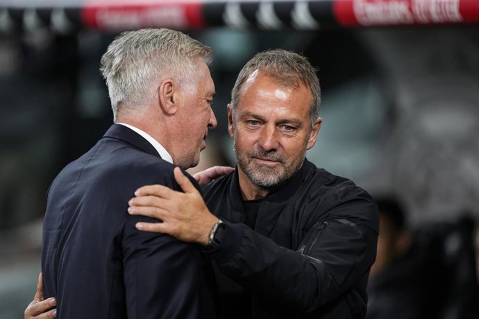 Archivo - Hansi Flick, entrenador del FC Barcelona, abraza a Carlo Ancelotti, técnico del Real Madrid. 