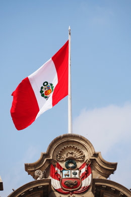 Archivo - Arquivo - 15 de dezembro de 2020, Lima, Lima, Peru: Bandeira peruana tremulando no topo do mastro na cerimônia de entrega da Espada de Honra aos oficiais, recém-formados, que ocuparam a primeira posição de sua classe nas escolas de treinamento d