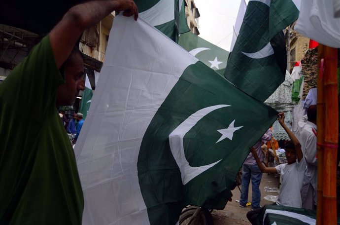 Archivo - August 9, 2024, Pakistan: KARACHI, PAKISTAN, AUG 09: Pakistan flags, buntings, printed shirts and other items are .being selling in connection of Independence Day of Pakistan coming ahead, at roadside stalls .located on Paper Market in Karachi o