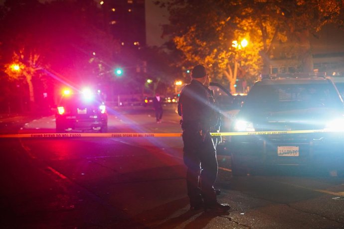Archivo - Arquivo - 19 de junho de 2024, Oakland, Califórnia, Estados Unidos: Policiais investigam na cena do crime após várias pessoas terem sido baleadas. Na noite de 19 de junho, um incidente de tiroteio é relatado pela Patrulha Rodoviária da Califórni