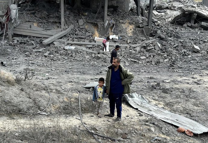 13 de abril de 2025, Khan Yunis, Faixa de Gaza, Território Palestino: Palestinos inspecionam o local de um ataque israelense a tendas e edifícios que abrigam pessoas deslocadas, em Khan Younis, no sul da Faixa de Gaza, em 13 de abril de 2025