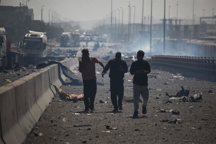PEQUIM, 27 de abril de 2025 -- Esta foto mostra o local da explosão em Bandar Abbas, na província de Hormozgan, no Irã, em 26 de abril de 2025. Pelo menos 8 pessoas morreram e 750 outras ficaram feridas em uma grande explosão ocorrida no sábado em um port
