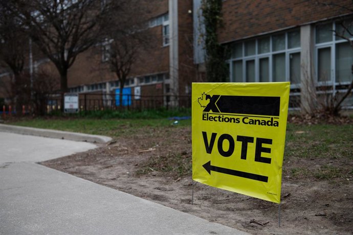 18 de abril de 2025, Toronto, On, CANADÁ: A sinalização da Elections Canada é vista em um local de votação antecipada, em Toronto, na sexta-feira, 18 de abril de 2025.