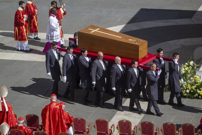 Salida del féretro del Papa de la Basílica de San Pedro durante el funeral, en la plaza de San Pedro. Imagen de archivo. 