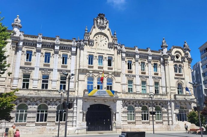 Archivo - Fachada del Ayuntamiento de Santander.-ARCHIVO