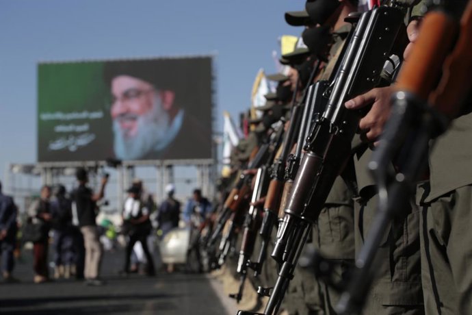 Archivo - Arquivo - 4 de outubro de 2024, Sanaa, Sanaa, Iêmen: Seguidores Houthi participam de uma manifestação em Sana'a para mostrar apoio ao povo libanês e palestino em Sana'a, Iêmen, 04 de outubro de 2024... Após o ataque aéreo do exército israelense 