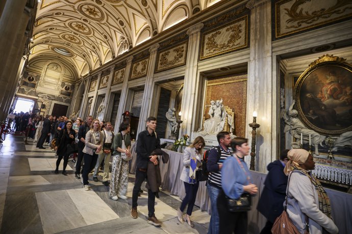 27 April 2025, Italy, Rome: Visitors arrive at the Basilica of Santa Maria Maggiore to visit the tomb of the Late Pope Francis, one day after his burial.